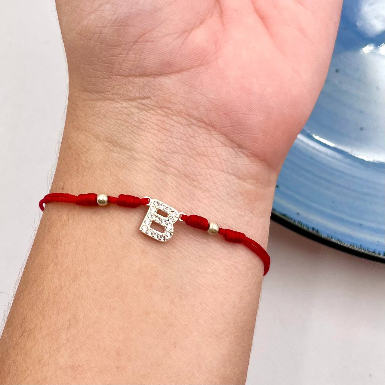 Pulsera de Dama Hilo Rojo Con Letra en Plata 925