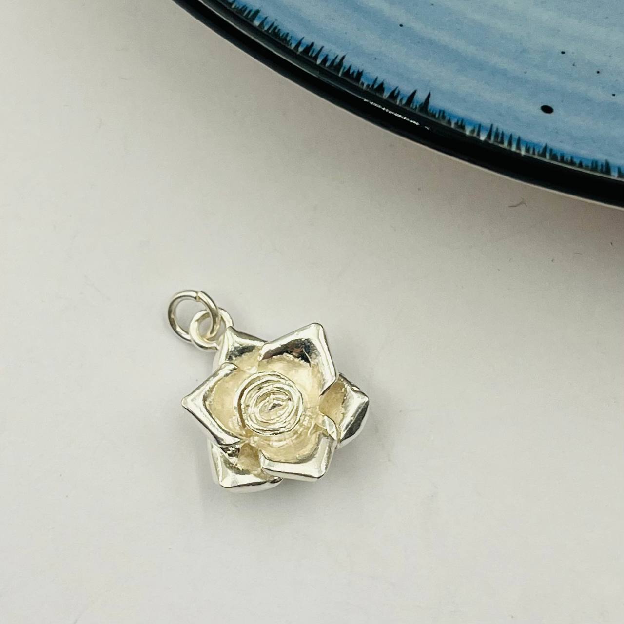 Dije de Flor Grande en Plata 925