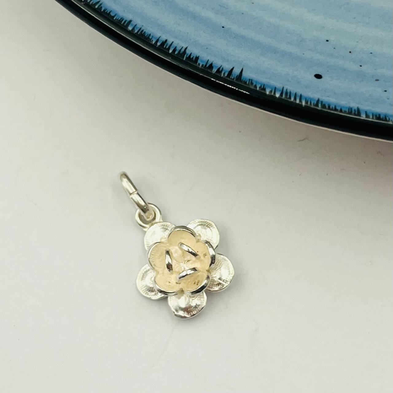 Dije de Flor Mediana en Plata 925