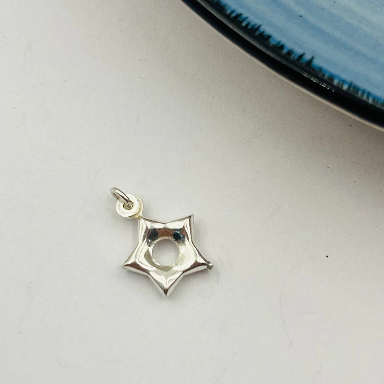 Dije de Silueta De Estrella Hueca Pequeña en Plata 925