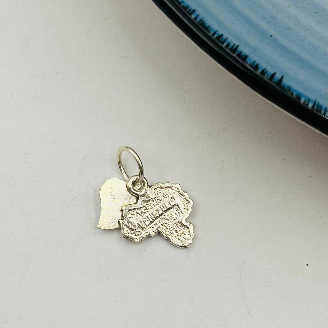 Dije de Mapa De Venezuela Y Corazón en Plata 925