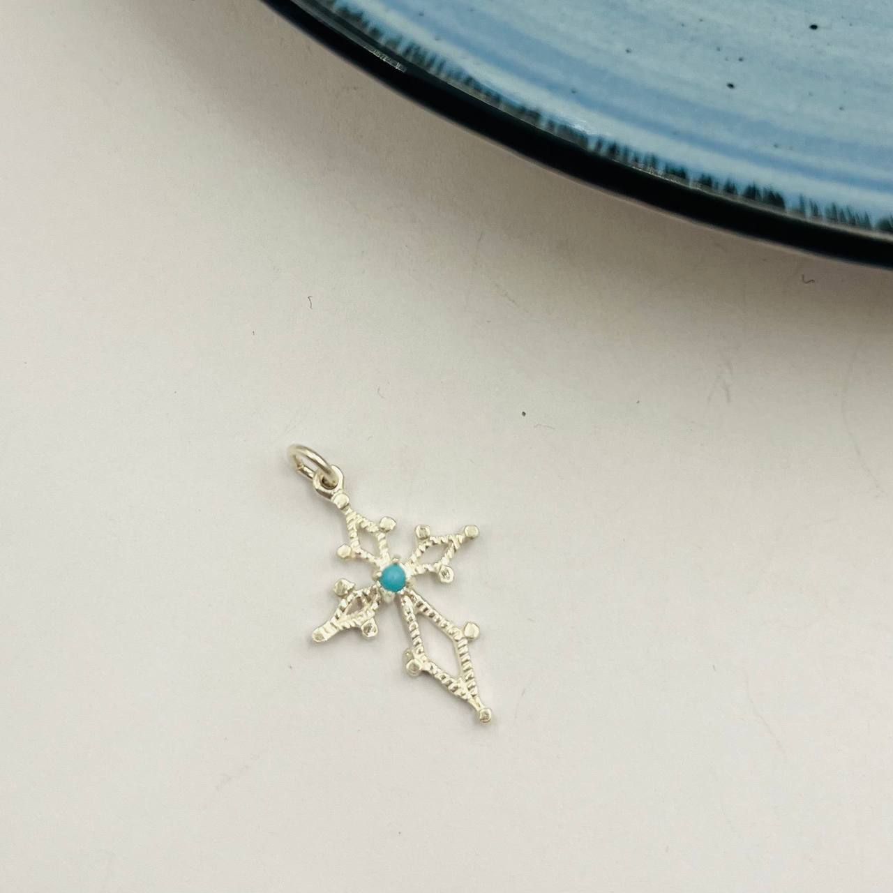 Dije de Cruz Punto Azul en Plata 925
