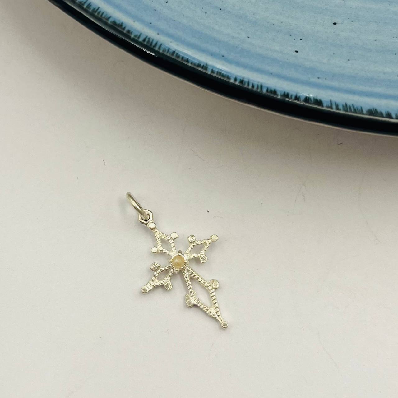 Dije de Cruz Punto Blanco en Plata 925