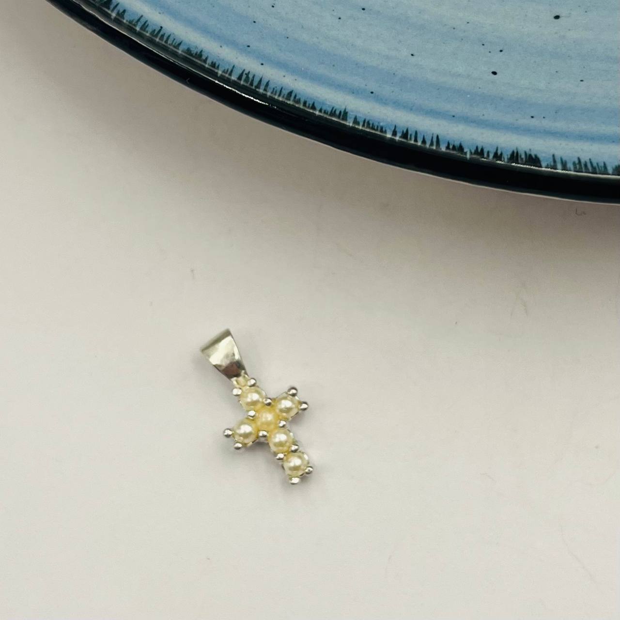 Dije de Cruz Con Perlas en Plata 925