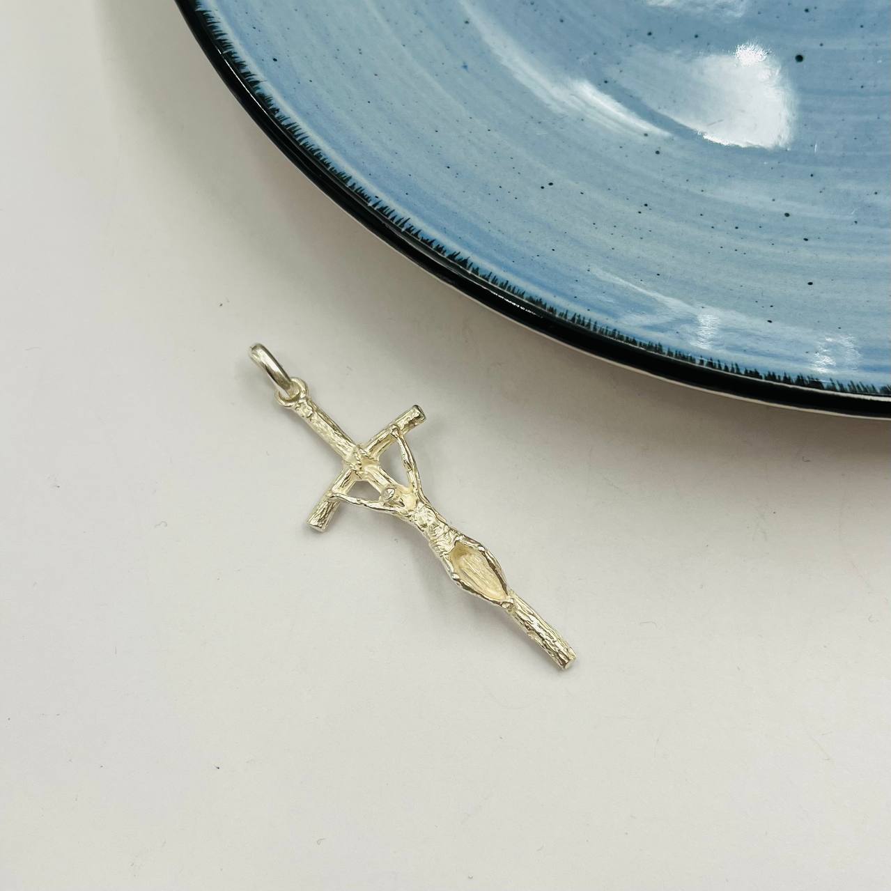 Dije de Cruz con Cristo Modelo Juan en Plata 925