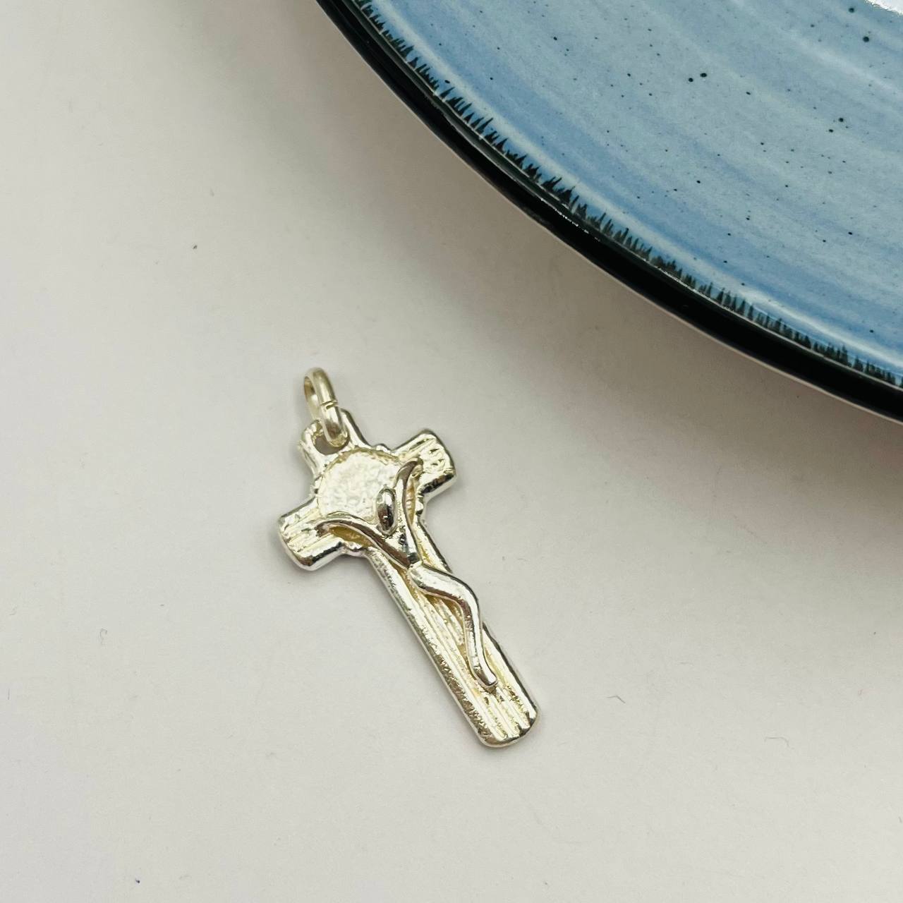 Dije de Cruz con Cristo Modelo Rafael en Plata 925
