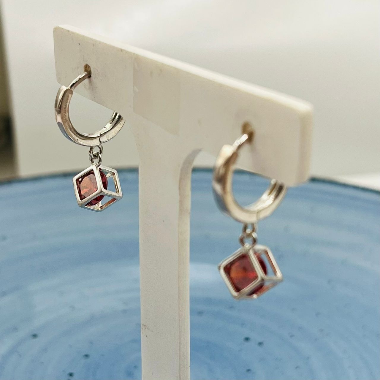 Argollas con Dije Cuadrado Rojo en Plata 925