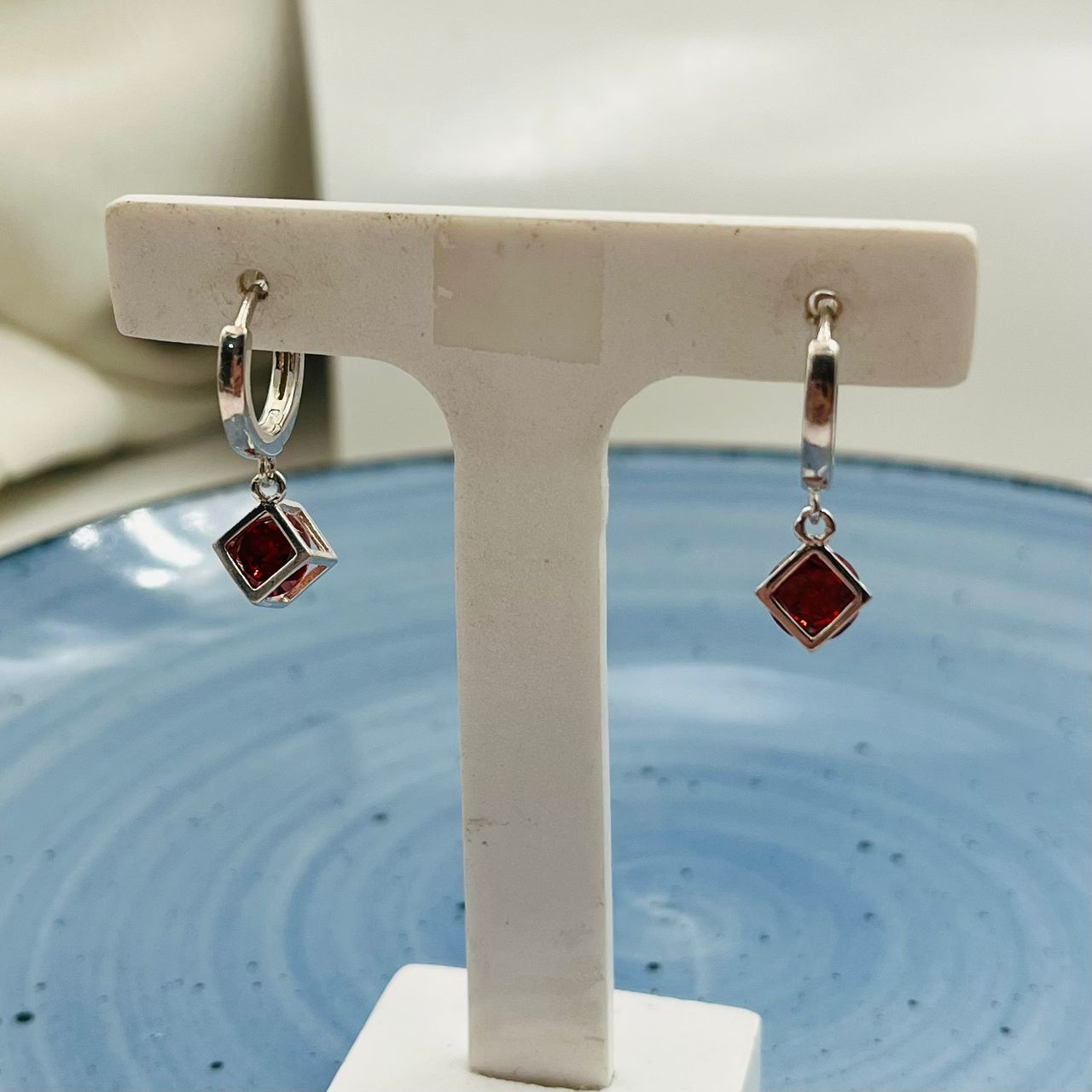 Argollas con Dije Cuadrado Rojo en Plata 925