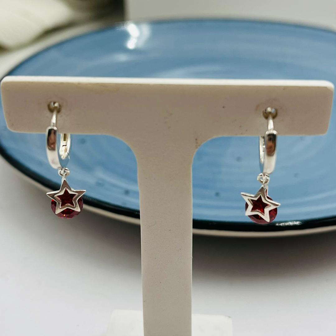 Argollas con Dije Rojo de Estrellas en Plata 925