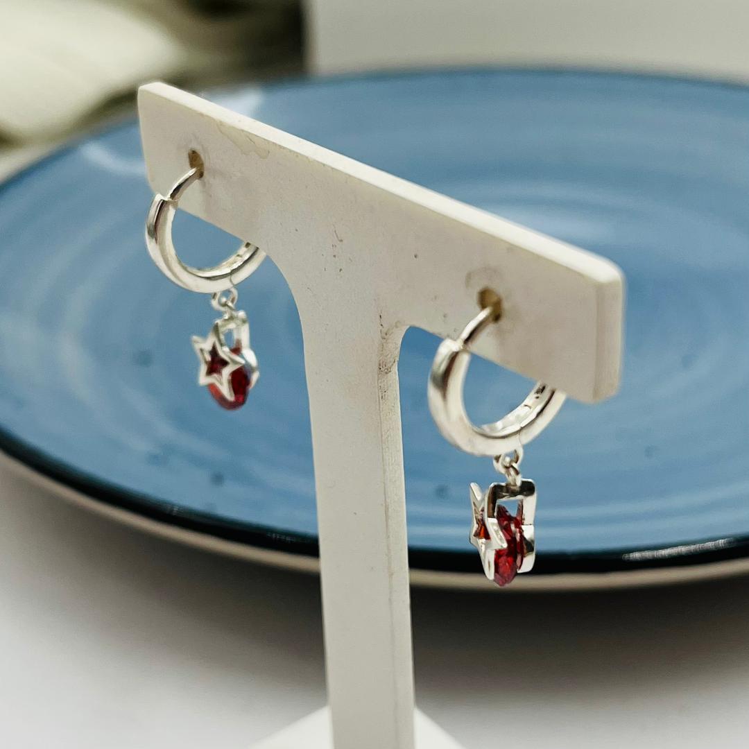 Argollas con Dije Rojo de Estrellas en Plata 925